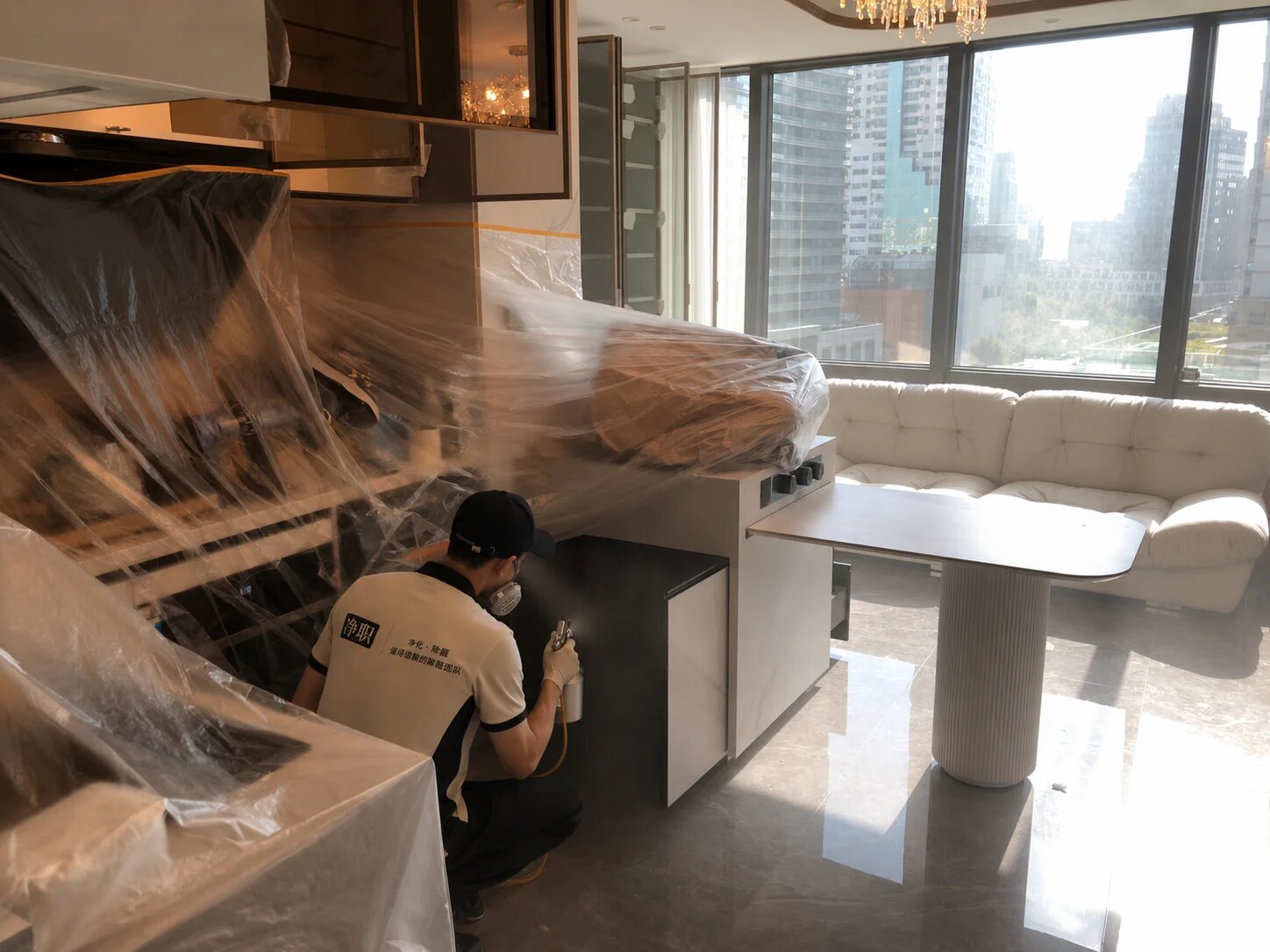 施工前客厅铺设保护膜